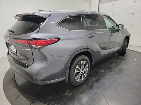 Used 2020 Toyota Highlander XLE AWD/4WD image 9