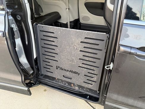 Used 2023 Chrysler Pacifica Touring-L image 28