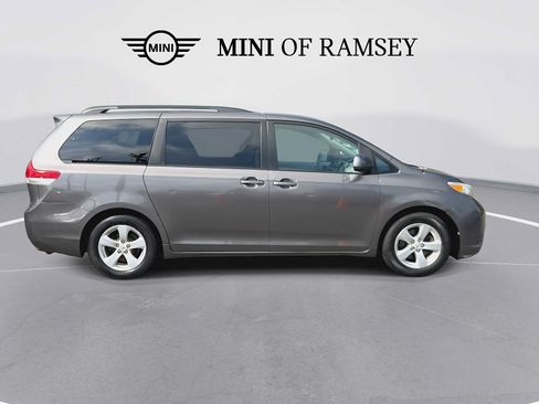 Used 2012 Toyota Sienna LE FWD image 9