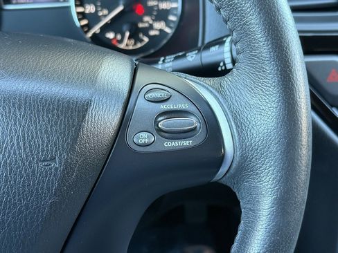 Used 2017 Nissan Pathfinder SV image 34