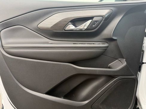 Used 2023 GMC Terrain SLE w/ Driver Convenience Package image 5