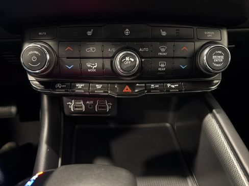Used 2025 Dodge Durango GT AWD/4WD image 11