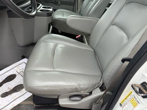 Used 2009 Ford E-350 and Econoline 350 Extended Wagon Super Duty image 16