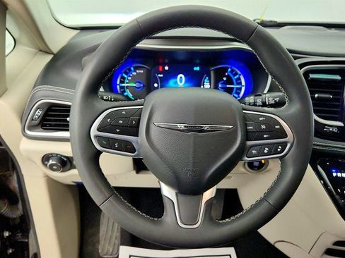 Used 2022 Chrysler Pacifica Touring-L FWD image 12