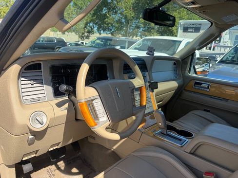 Used 2010 Lincoln Navigator 4WD image 13