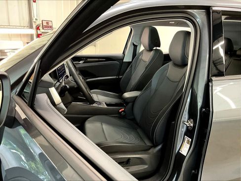 Used 2025 Volkswagen Tiguan SE w/ Panoramic Sunroof Package image 27