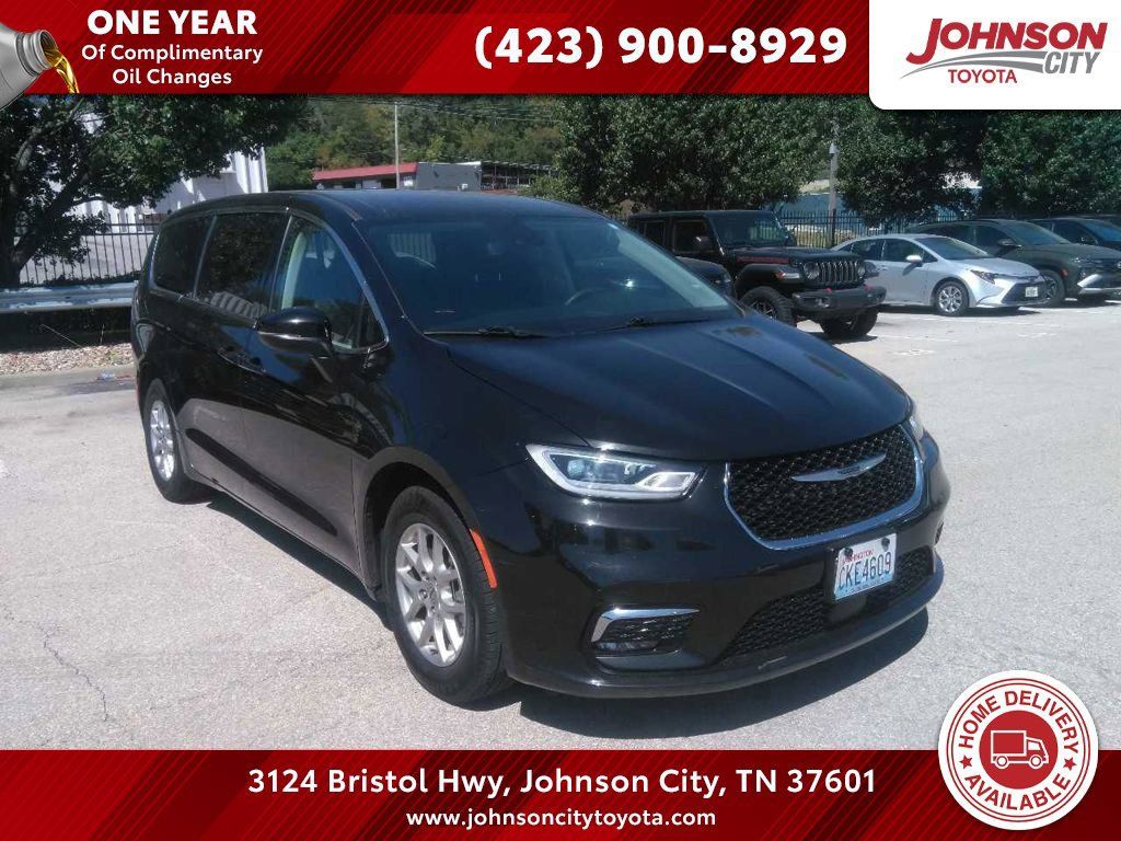 Used 2023 Chrysler Pacifica Touring-L FWD image 1