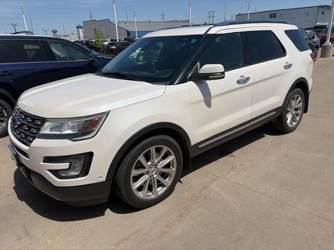 Used 2016 Ford Explorer Limited w/ Equipment Group 301A AWD/4WD image 3