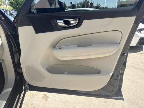 Used 2022 Volvo XC60 B5 Momentum w/ Climate Package image 32