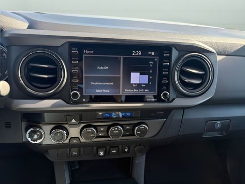 Used 2022 Toyota Tacoma TRD Off-Road image 18