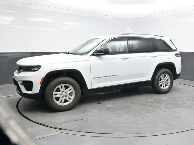 Used 2022 Jeep Grand Cherokee Laredo w/ Luxury Tech Group I AWD/4WD image 3