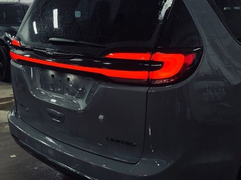 Certified 2025 Chrysler Pacifica Limited image 7