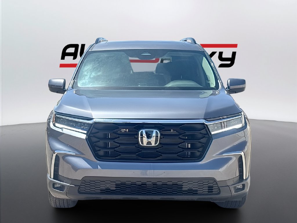 Used 2025 Honda Pilot Touring image 2