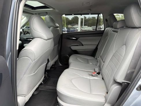 Used 2022 Toyota Highlander XLE FWD image 14