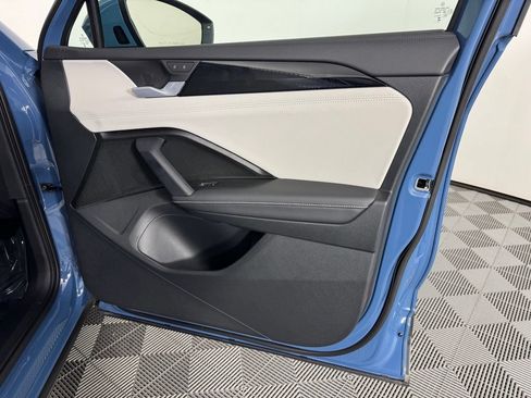Used 2025 Volkswagen Tiguan SE w/ Panoramic Sunroof Package AWD/4WD image 39