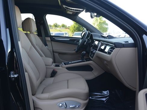 Certified 2025 Porsche Macan AWD/4WD image 27