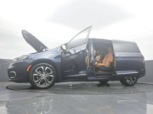 Used 2022 Chrysler Pacifica Pinnacle FWD image 60