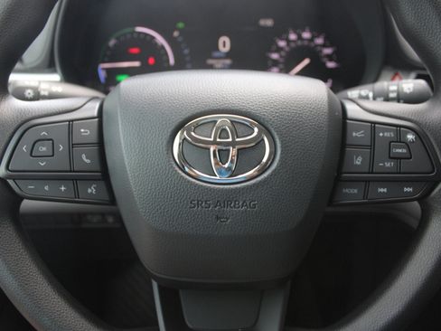 Used 2026 Toyota Sienna LE FWD image 6