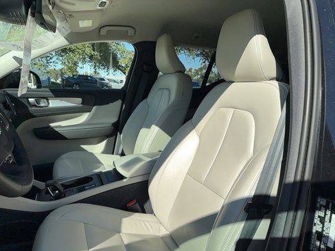 Certified 2022 Volvo XC40 T5 Momentum w/ Premium Package image 14