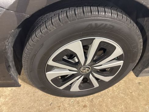 Used 2019 Toyota Prius Prime Premium image 10