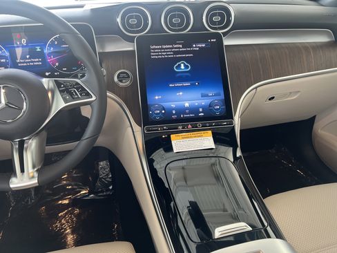 Certified 2025 Mercedes-Benz GLC 300 image 33