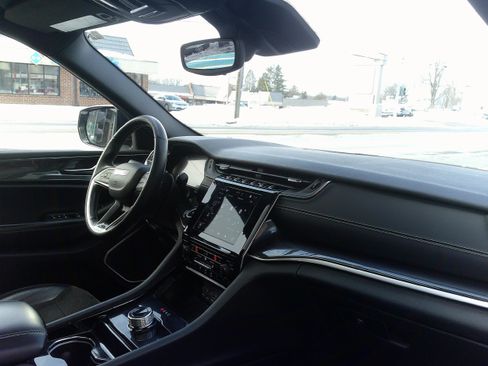 Used 2022 Jeep Grand Cherokee L Laredo image 25