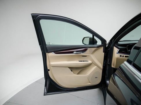 Used 2017 Cadillac XT5 Luxury w/ Driver Awareness Package image 4