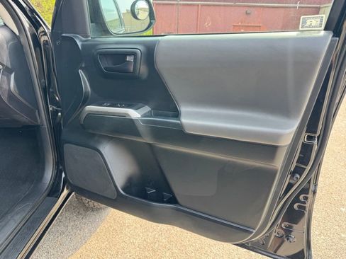 Used 2016 Toyota Tacoma SR5 w/ SR5 Appearance Package (SN) image 12