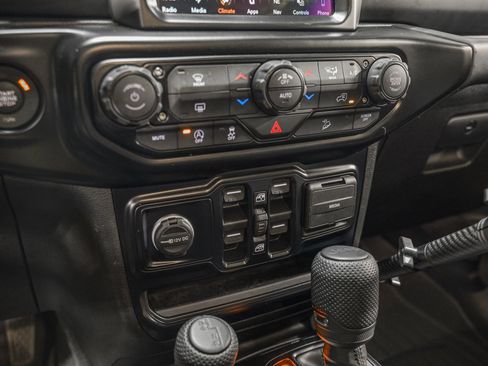 Used 2019 Jeep Wrangler Unlimited Sahara w/ Uconnect 4C Nav & Sound Group image 22