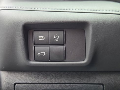 Used 2024 Toyota Highlander XLE AWD/4WD image 16
