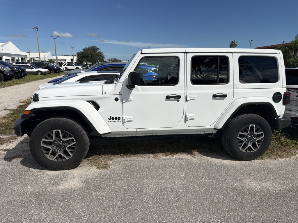 Used 2025 Jeep Wrangler Unlimited Sahara AWD/4WD image 8