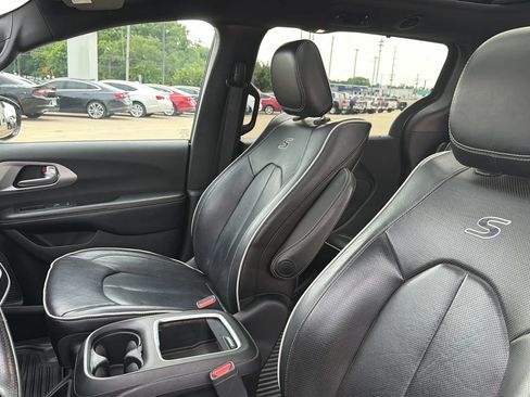 Used 2018 Chrysler Pacifica Limited w/ Advanced Safetytec Group FWD image 49