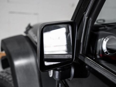 Used 2015 Jeep Wrangler Unlimited Rubicon w/ Connectivity Group AWD/4WD image 38