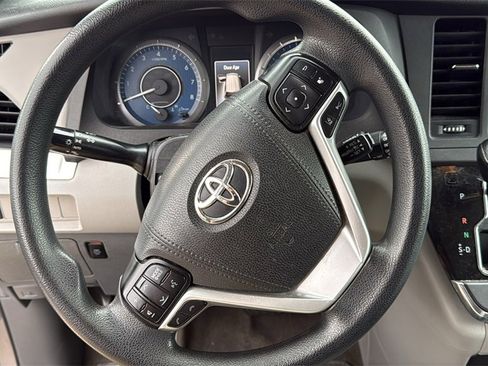 Used 2018 Toyota Sienna LE image 10
