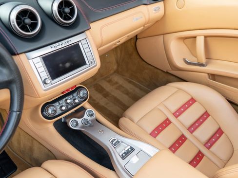 Used 2010 Ferrari California RWD image 19