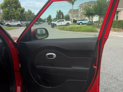 Used 2016 Kia Soul + FWD image 10