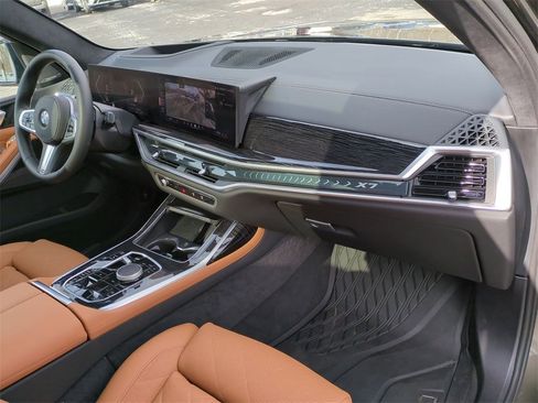 Certified 2025 BMW X7 xDrive40i w/ M Sport Package image 27