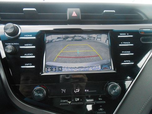 Used 2018 Toyota Camry SE w/ Moonroof Package image 13