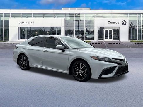 Used 2024 Toyota Camry SE FWD image 3