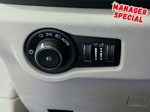 Used 2023 Chrysler Pacifica Touring-L FWD image 11