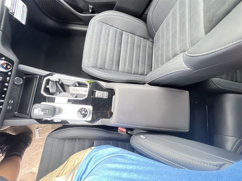 New 2025 Mitsubishi Outlander SE image 21