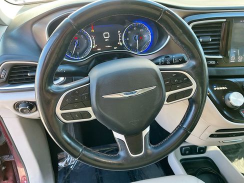 Used 2018 Chrysler Pacifica Touring-L Plus FWD image 11