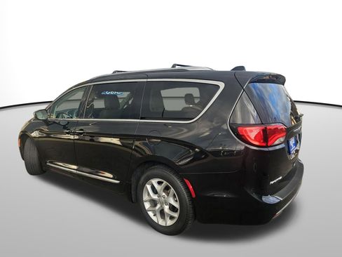 Used 2020 Chrysler Pacifica Limited image 3