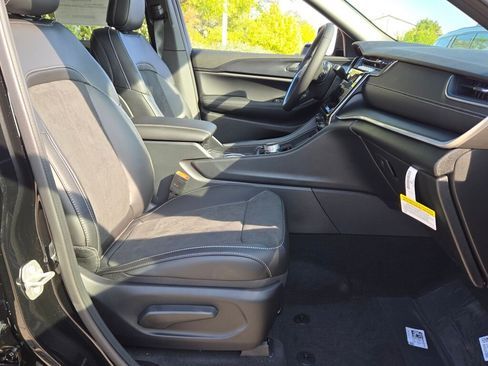 New 2025 Jeep Grand Cherokee Altitude image 7