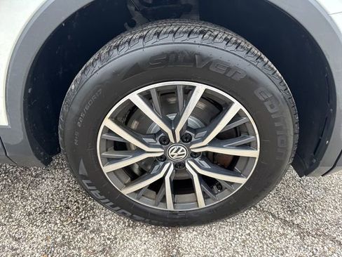 Used 2020 Volkswagen Tiguan SE w/ Panoramic Sunroof Package image 9