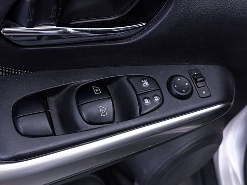 Used 2018 Nissan Kicks SV FWD image 11