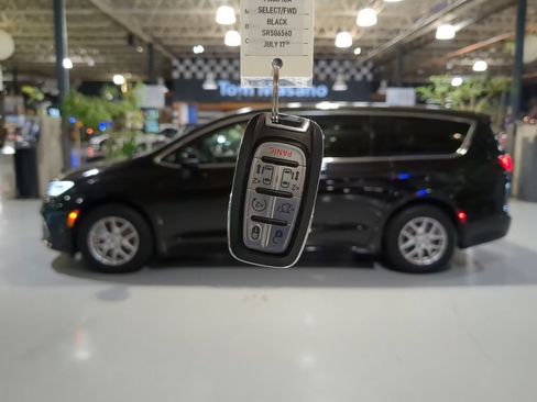 Used 2025 Chrysler Pacifica Select FWD image 4