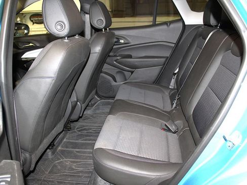 Used 2025 Chevrolet Trax LT w/ LT Convenience Package FWD image 7