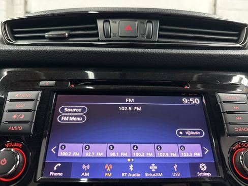 Used 2018 Nissan Rogue SV w/ Premium Package image 29