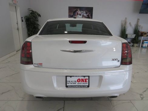 Used 2014 Chrysler 300 S RWD image 4